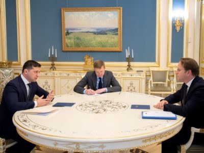 Зеленський обговорив із єврокомісаром пріоритети співпраці України і ЄС  