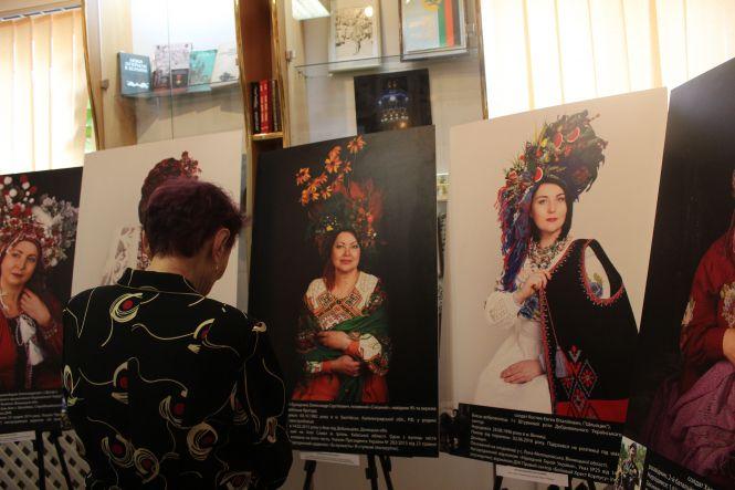 «Сильні духом. Мами». На Вінниччині відкрилася виставка, присвячена матерям загиблих