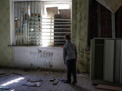 Штаб ООС: окупанти накрили Мар’їнку потужним вогнем, дітей евакуювали зі школи  