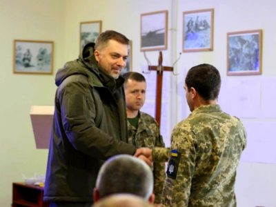 Андрій Загороднюк нагородив воїнів-десантників відомчими відзнаками  