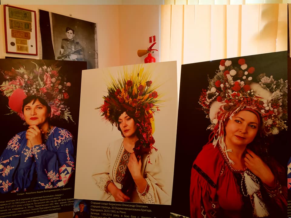 «Сильні духом. Мами». На Вінниччині відкрилася виставка, присвячена матерям загиблих