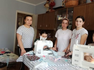400 масок на день шиють і безкоштовно роздають п’ятеро дівчат із Вінниці  