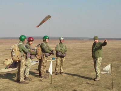 Військові авіатори та рятувальники Повітряних Сил виконали стрибки з парашутом  