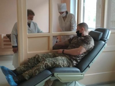 Рятуючи життя: військовослужбовці «Десни» здали кров для хворої жінки  