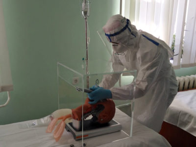 Військові медики практикувались у реанімації важкохворих на COVID-19  