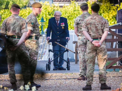 99-річний британський ветеран зібрав понад 30 мільйонів фунтів на допомогу медикам  