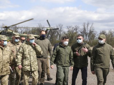 Президент ознайомився з оперативною обстановкою на передових позиціях ЗСУ на Донбасі