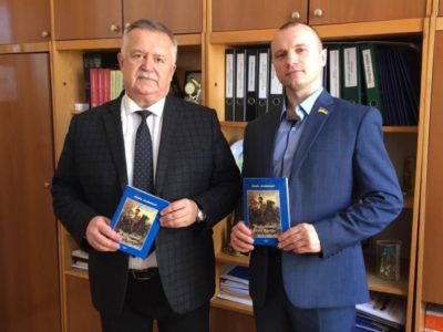 800 примірників раритетного видання Михайла Колодзінського «Іван Богун: історичний нарис» передано в навчальні заклади Вінниччини  