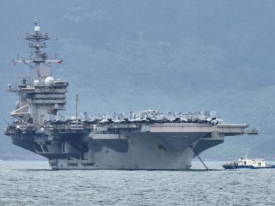 ВМС США евакуюють моряків з авіаносця, де лютує коронавірус