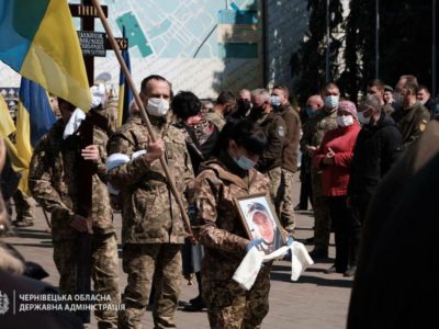 У Чернівцях в останню путь провели 23-річного лейтенанта Олександра Маланчука