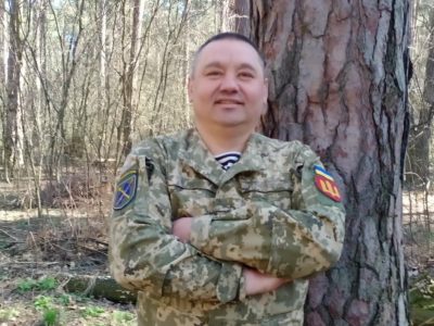 Волонтер з автоматом  