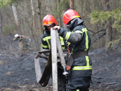 Масштабну пожежу на військовому полігоні в Дівичках допомагали гасити і авіатори, і вогнеборці з Києва  