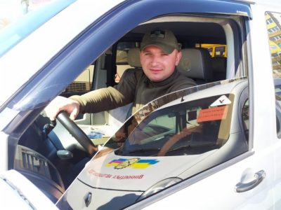 800 км на день долають вінницькі водії-добровольці, щоб доставити медиків на роботу  
