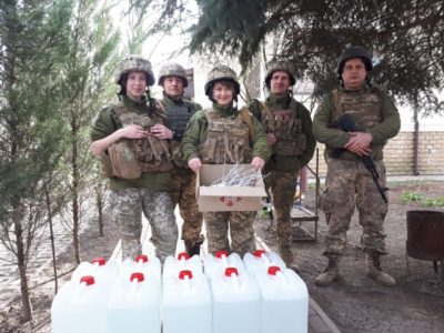 Майже 200 літрів дезінфекційного розчину та захисні маски волонтери привезли на передову  