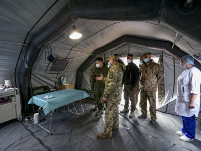 Президент відвідав наметове містечко для хворих на COVID-19 військових у зоні ООС