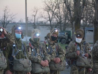 Тиждень у повітрі: миколаївські десантники виконують програму парашутних стрибків  