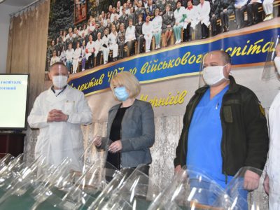 Медикам Чернігівського госпіталю волонтери передали захисні екрани для обличчя  
