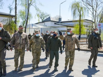 Президент оглянув сучасне військове містечко на Закарпатті, будівництво якого завершать у травні