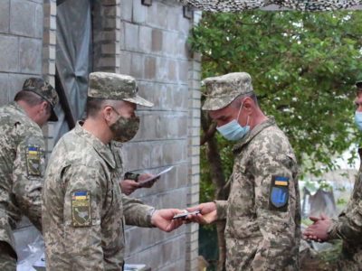 Командувач Сухопутних військ на лінії розмежування вручив воїнам-піхотинцям нагороди  