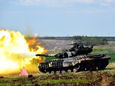 На одному з полігонів в районі відведення воїни-танкісти виконували штатну стрільбу з танку  