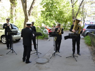 Оркестр ВМС зіграв концерт для 99-річного ветерана морської піхоти  