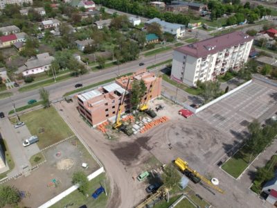 У Конотопі зводять будинок для військовослужбовців. Новосілля планують на День ЗСУ  