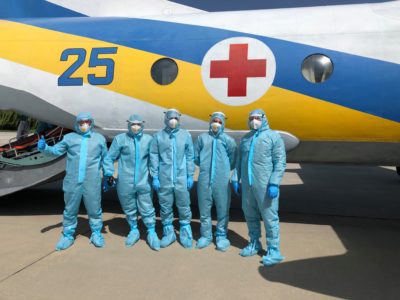 Військові льотчики вперше перевезли хворого на Covid-19  