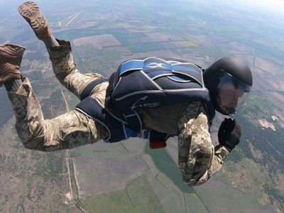 Десантники тестують американські парашути та керовані системи десантування вантажів  