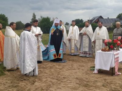 Мати полеглого солдата Дениса Поповича знову мусить долати опір місцевого священника у будівництві церкви  
