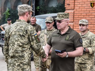 Головнокомандувач ЗС України Руслан Хомчак нагородив воїнів на передовій  