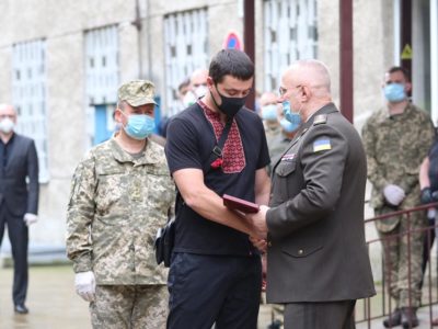 Головнокомандувач ЗС України вручив президентську нагороду сину полковника Івана Гайди  