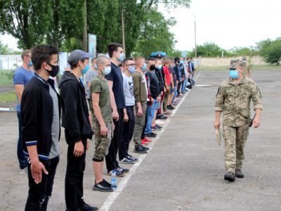 У Миколаєві перші команди призовників відправились до своїх частин  