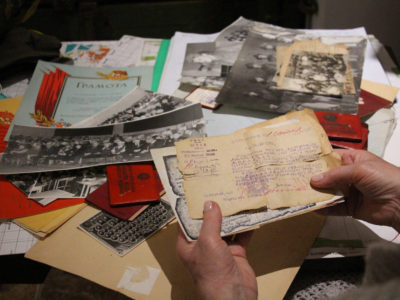 Журналістка передала цінні історичні документи до музею Львівського Будинку офіцерів  