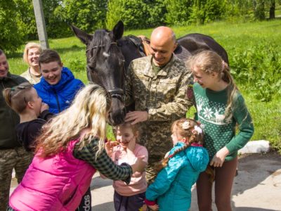 Дітей військових авіаторів запросили до Львівського кінного манежу  