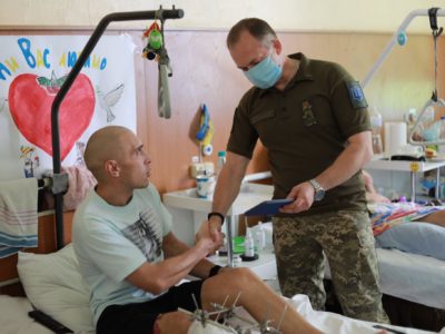 Командувач Сухопутних військ ЗСУ нагородив поранених військовослужбовців  