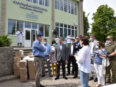 На Донбасі посли чотирьох республік передали гуманітарну допомогу військовим та лікарям  