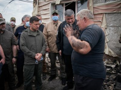 Володимир Зеленський ознайомився з перебігом ліквідації наслідків лісових пожеж у Луганській області та поспілкувався з місцевими мешканцями  