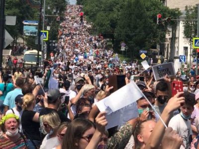 У Хабаровську тривають антипутінські протести. На вулиці вийшло понад 50 тисяч осіб  