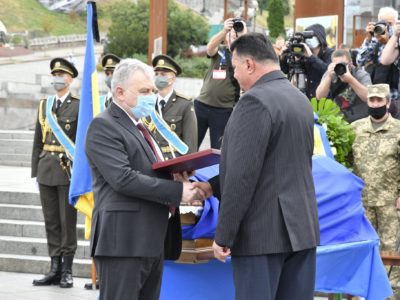 За дорученням Глави держави Міністр оборони Андрій Таран вручив орден «Золота Зірка» батьку загиблого Героя України  