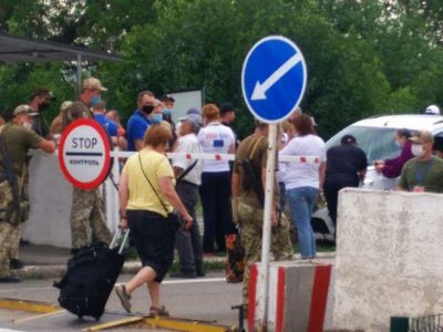Військові на контрольному пункті в’їзду та виїзду «Новотроїцьке» попереджають про можливі ризики  