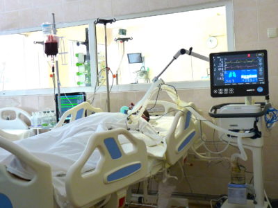 У Дніпрі медики рятують життя воїну, якого поранив ворожий снайпер у районі ООС  