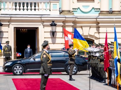 У Києві відбулася офіційна церемонія зустрічі президентів України та Швейцарії  