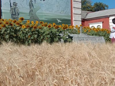 Новітня традиція: рідні загиблих спецпризначенців зібрали пшеницю на Полі пам’яті  