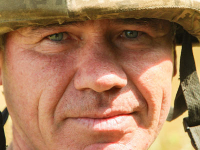 Він захищає тебе, він захищає Україну…  