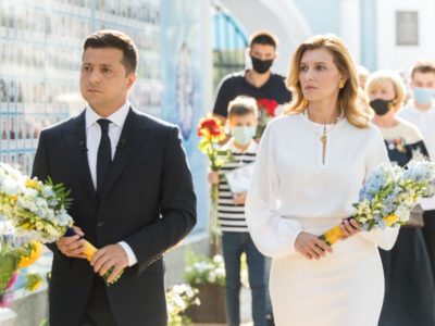 Президент України та перша леді поклали квіти до пам’ятного хреста на Алеї Героїв Небесної Сотні