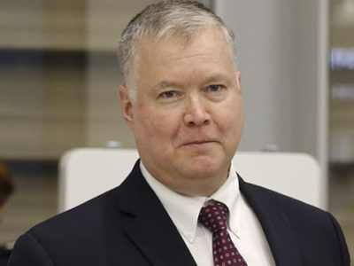 США направляють заступника Помпео врегулювати ситуацію у Білорусі