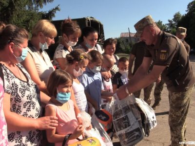 Військовослужбовці ООС із благодійниками й керівництвом Луганської ОДА забезпечили шкільним приладдям і рюкзаками учнів прифронтового Смолянинового  