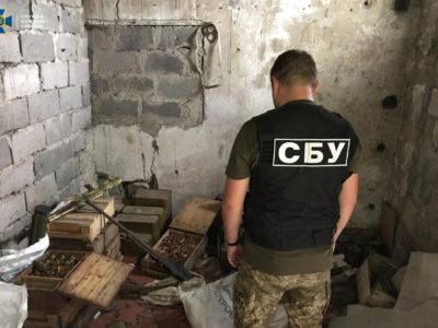 У Донецькій області СБУ виявила схрон зі зброєю