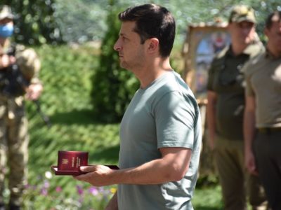 На Донбасі Президент нагородив українських військових за мужність у бою  