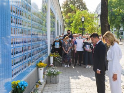 Президентське подружжя вшанувало пам’ять воїнів, які загинули під час захисту незалежності України